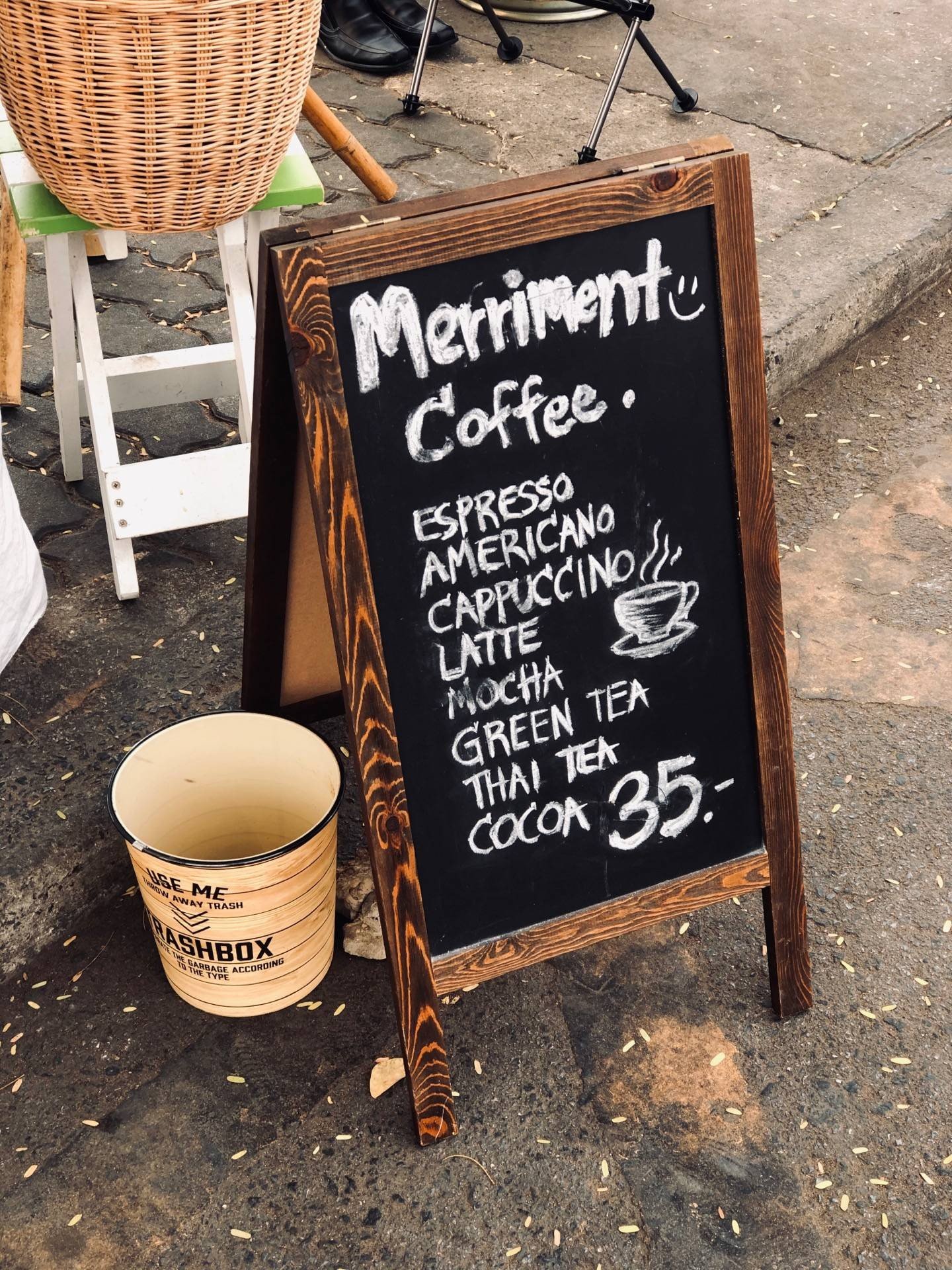 กระดานดำตั้งพื้น