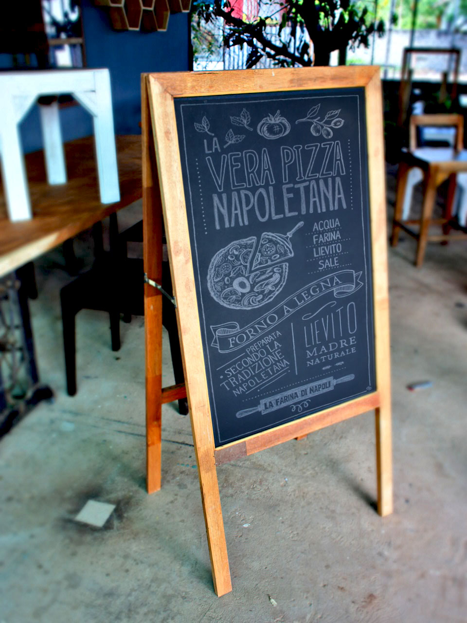 กระดานดำตั้งพื้น